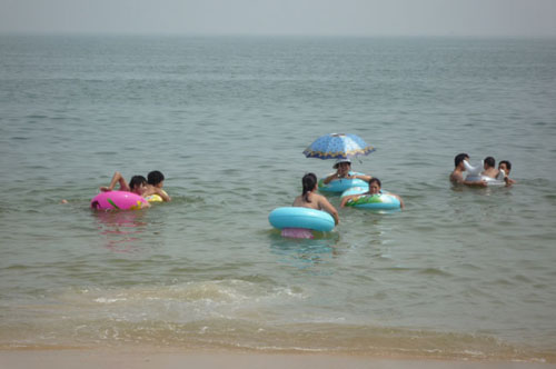 Chinesen beim Baden mit Schwimmreifen