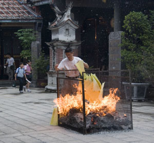 Verbrennen von Gebetszetteln im Bao-An Tempel