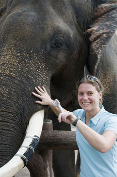 Lulu und Elefant im Zoo Chiang Mai