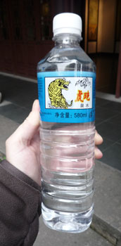 Flasche Wasser aus der Tigerquelle